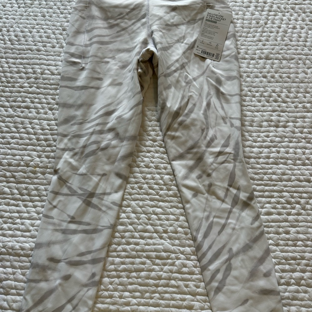 Athleta Salutation Stash pocket 7/8 Tight size small white and gray